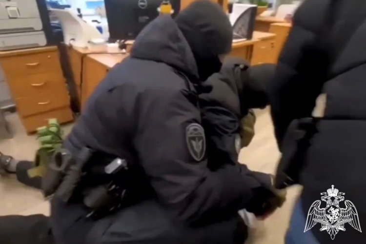 В Твери при силовой поддержке спецназа Росгвардии задержаны киберпреступники (видео)