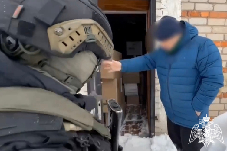 В Тверской области при силовой поддержке ОМОН Росгвардии пресечен сбыт контрафактной продукции (видео)
