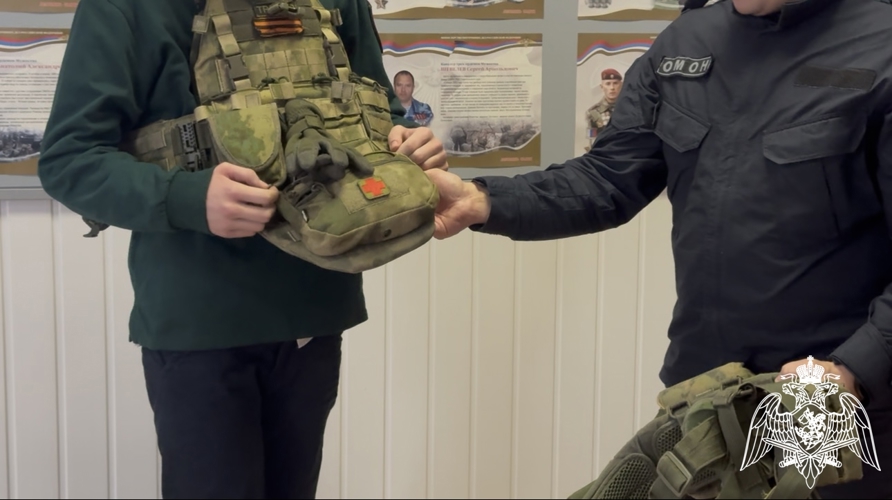 В Твери сотрудники ОМОН Росгвардии провели урок мужества для кадет профильного класса (видео)