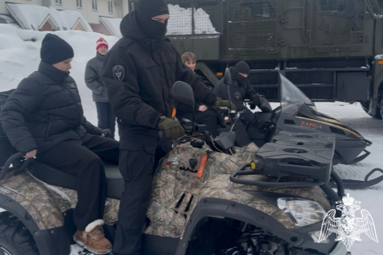 В Твери сотрудники ОМОН Росгвардии провели урок мужества для кадет профильного класса (видео)