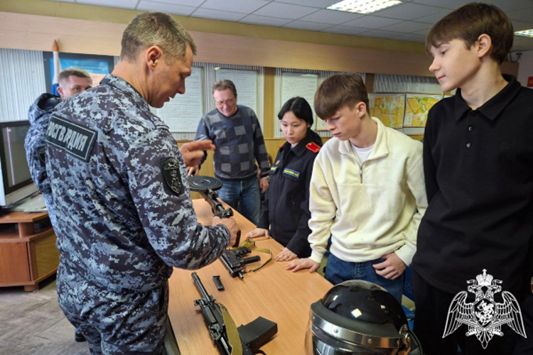 Росгвардейцы провели урок мужества для тверских школьников