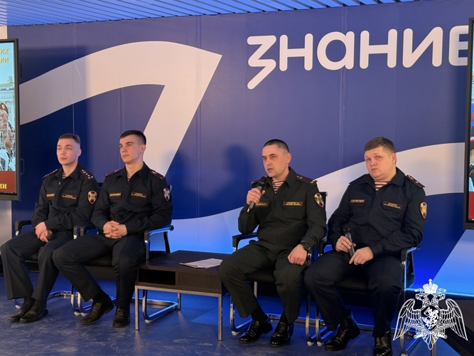 Росгвардейцы провели семинар со старшеклассниками в Доме знаний Тверской области