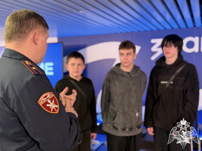 Росгвардейцы провели семинар со старшеклассниками в Доме знаний Тверской области