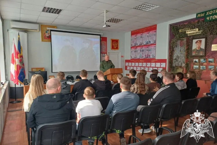 В преддверии 10-летия Росгвардии тверской СОБР открыл свои двери для школьников