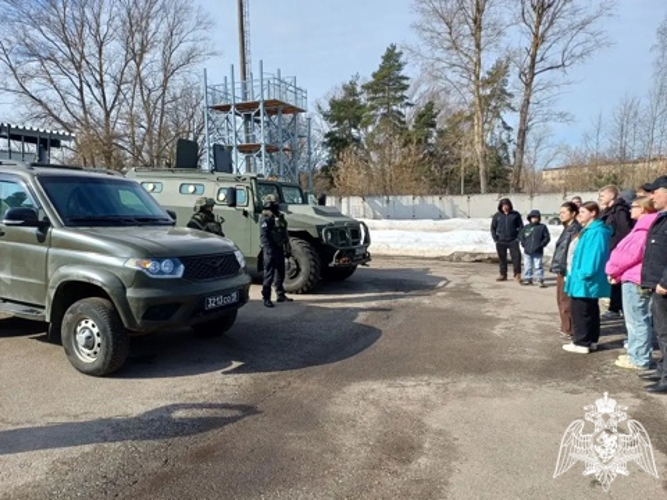 В преддверии 10-летия Росгвардии тверской СОБР открыл свои двери для школьников