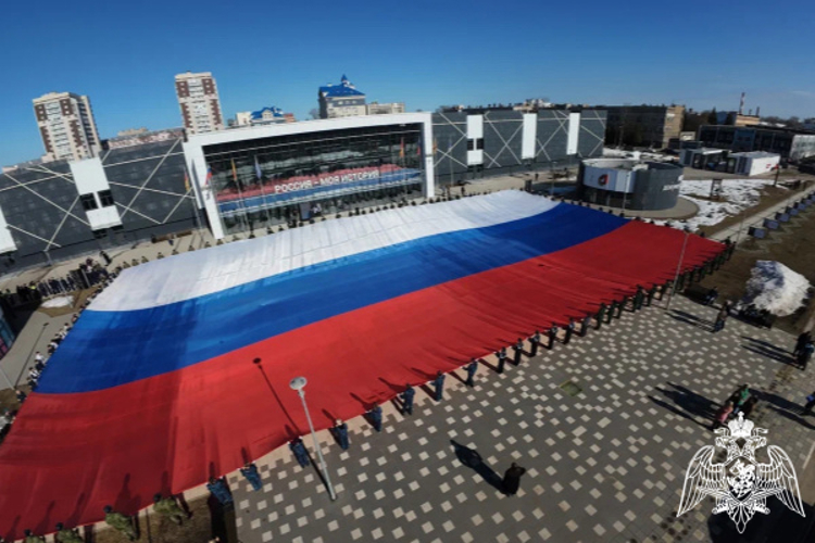 В Твери сотрудники Росгвардии приняли участие в торжественной демонстрации самого большого государственного флага Российской Федерации