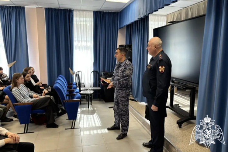 В ТВЕРСКОЙ ОБЛАСТИ РОСГВАРДЕЙЦЫ РАССКАЗАЛИ УЧАЩИМСЯ УЧЕБНЫХ ЗАВЕДЕНИЙ О ПРЕИМУЩЕСТВАХ ПОСТУПЛЕНИЯ В ВОЕННЫЕ ВУЗЫ РОСГВАРДИИ 