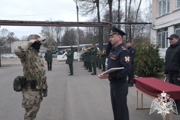 Начальник Управления Росгвардии по Тверской области полковник полиции Дмитрий Сурков наградил сотрудников спецподразделений Росгвардии вернувшихся из служебной командировки