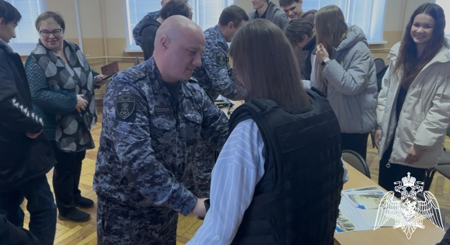 Вневедомственная охрана в Твери проводит патриотические мероприятия с молодёжью в рамках акции «Дни Росгвардии»