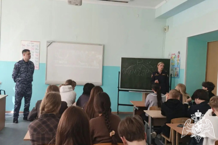 Росгвардейцы в Твери провели урок мужества для учеников