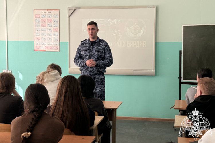 Росгвардейцы в Твери провели урок мужества для учеников