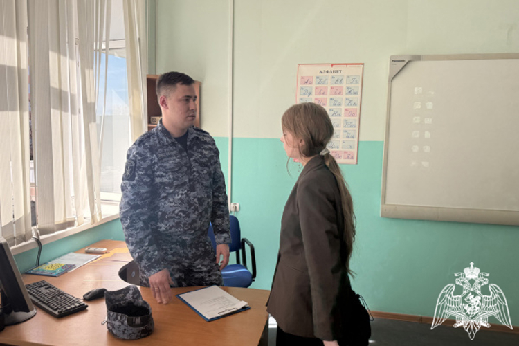 Росгвардейцы в Твери провели урок мужества для учеников
