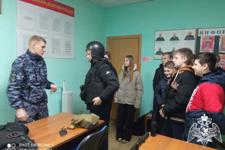 В Западной Двине сотрудники вневедомственной охраны организовали День отрытых дверей для школьников