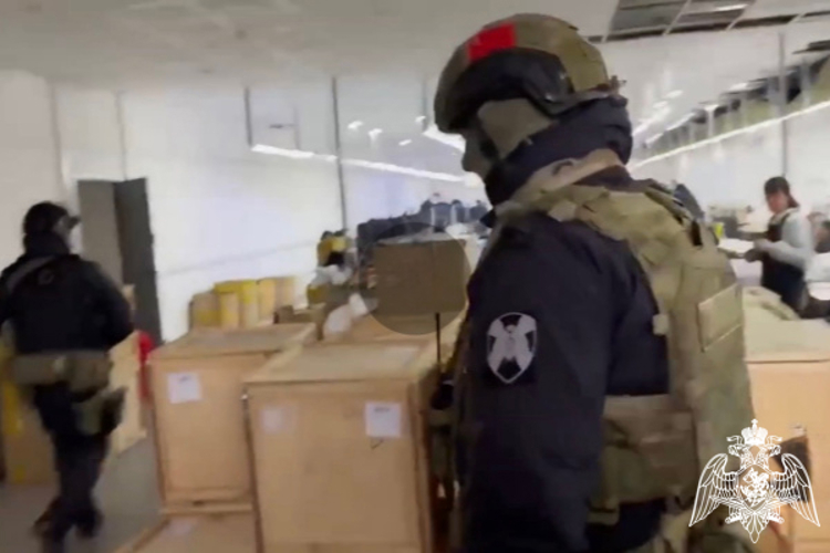 При силовой поддержке ОМОН Росгвардии в Твери задержаны подозреваемые в незаконной легализации мигрантов