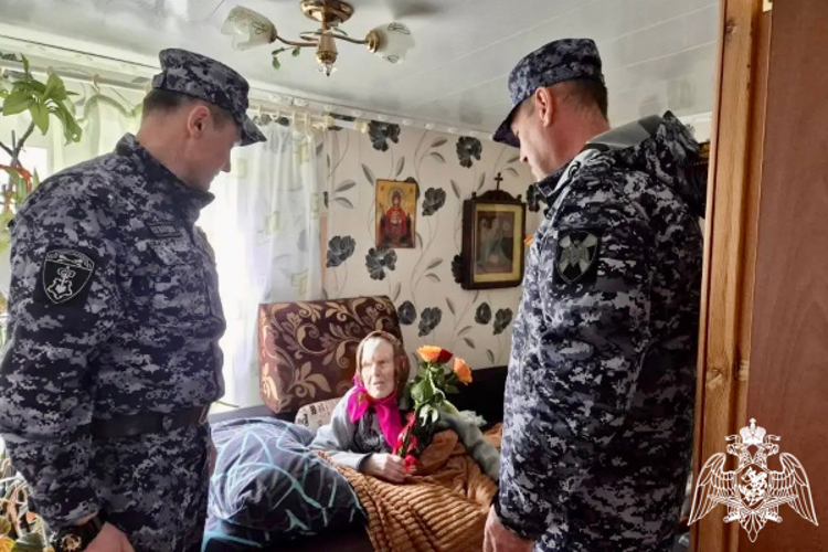 В Вышнем Волочке росгвардейцы поздравили ветерана Великой Отечественной войны с Днём Победы