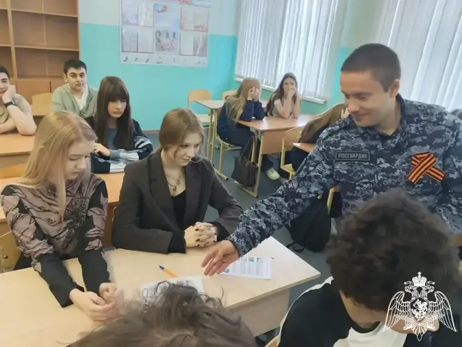 В преддверии летнего периода росгвардейцы рассказали школьникам о соблюдении правил пожарной безопасности  в Твери