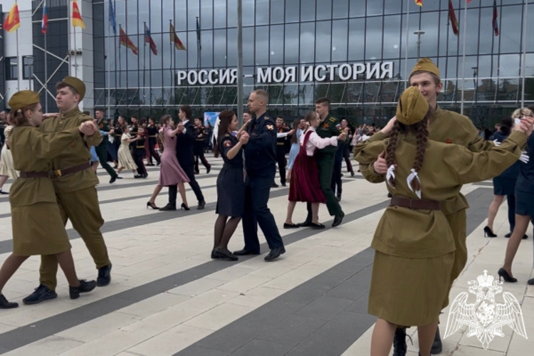 Военнослужащие Управления Росгвардии по Тверской области и кадеты профильного класса приняли участие  в  акции «Вальс Победы» (видео)