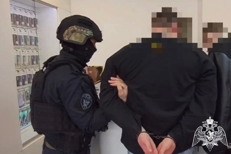 При силовой поддержке СОБР Росгвардии задержан киберпреступник в Твери (видео)