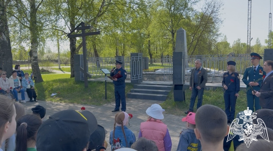 В Твери росгвардейцы возложили цветы к памятнику погибшим в Великой Отечественной войне