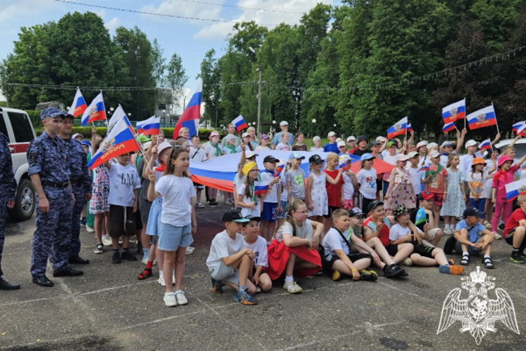 В преддверии Дня России сотрудники вневедомственной охраны в Тверской области приняли участие в акции «Российский триколор»