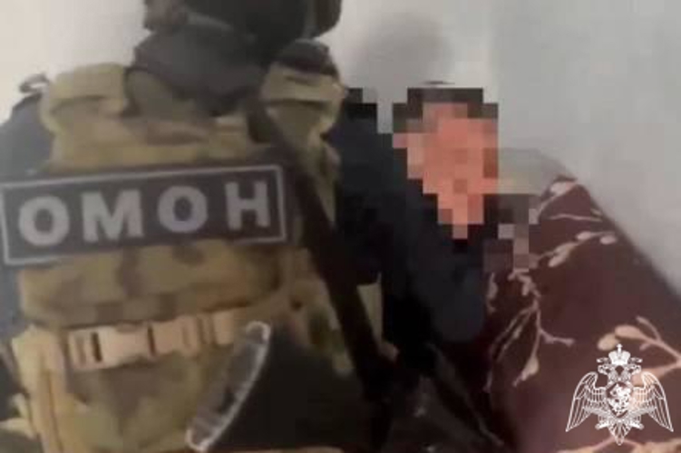 В Твери при силовой поддержке ОМОН Росгвардии задержаны подозреваемые в незаконной легализации мигрантов (видео)
