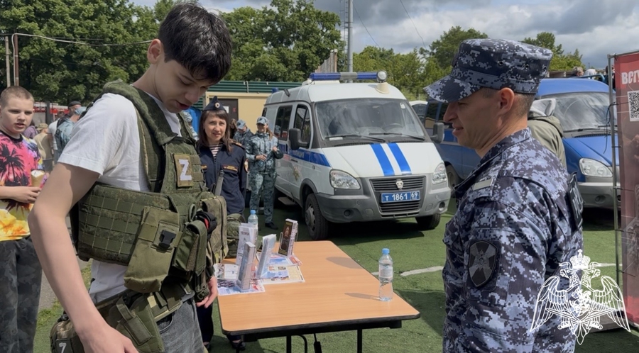 В День защиты детей  Росгвардия познакомила юных тверитян с особенностями службы