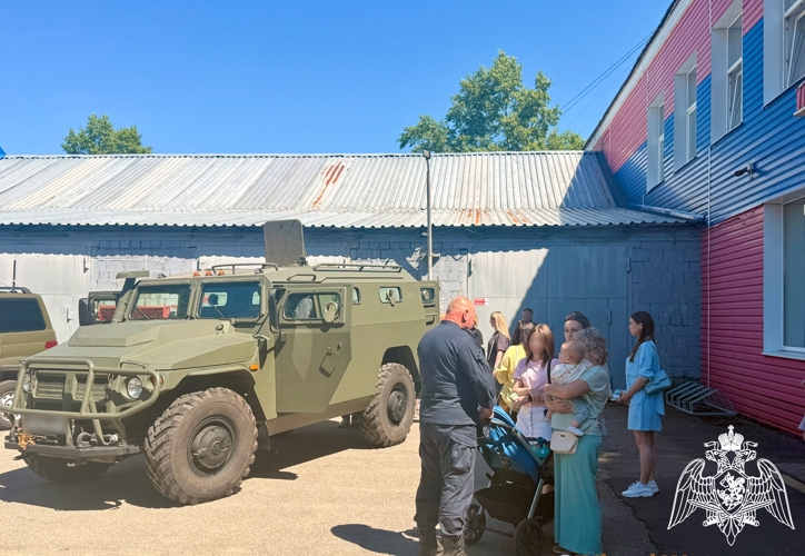 В Твери сотрудники СОБР «Волк» регионального Управления Росгвардии провели «День открытых дверей» для детей