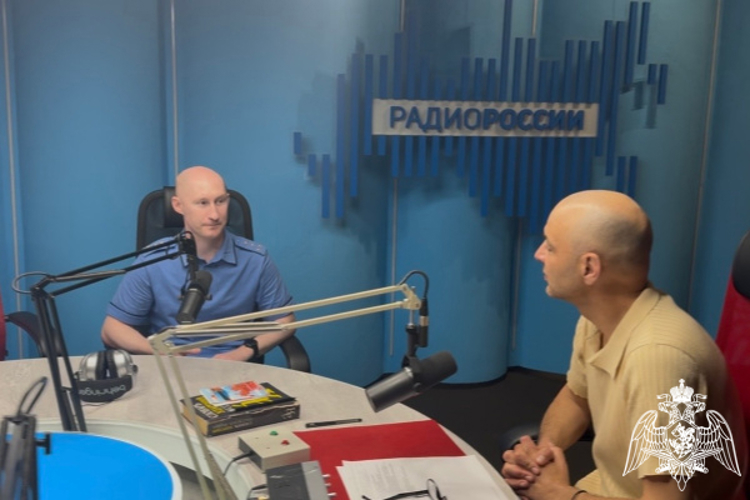 В преддверии дня образования кинологической службы военнослужащий Росгвардии стал гостем радиоэфира в Твери