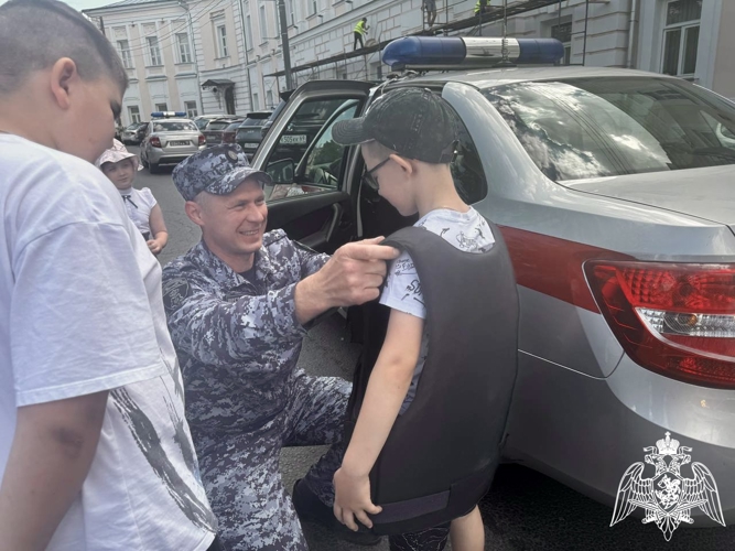 В рамках акции «Каникулы с Росгвардией» в Твери росгвардейцы рассказали детям о Дне России 