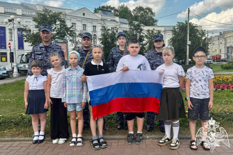 В рамках акции «Каникулы с Росгвардией» в Твери росгвардейцы рассказали детям о Дне России 