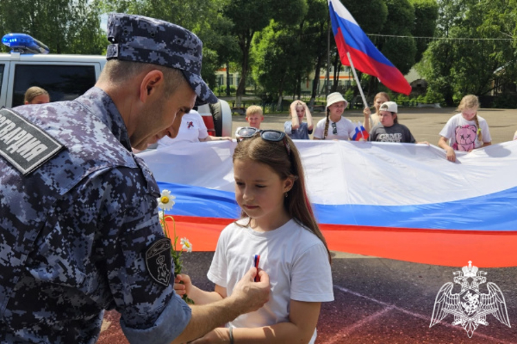 В преддверии Дня России сотрудники вневедомственной охраны в Тверской области приняли участие в акции «Российский триколор»