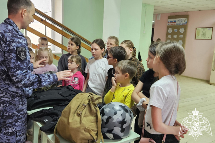 Сотрудники Росгвардии приняли участие в акции «День безопасности»  в Западной Двине