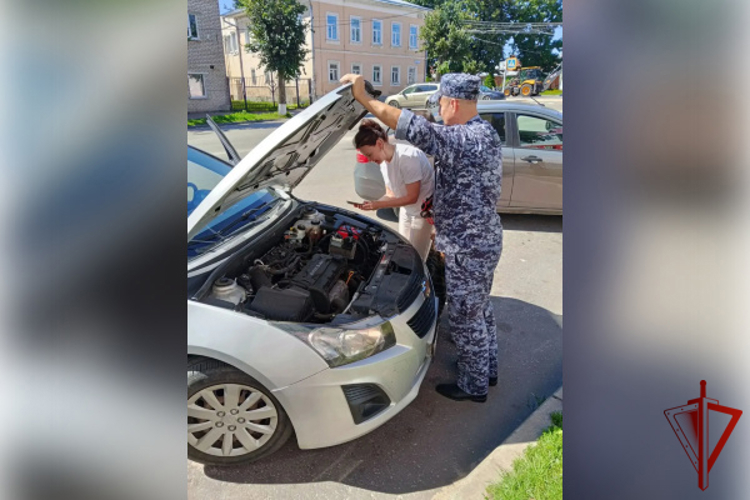 Росгвардейцы оказали помощь водителю на дороге в городе Кашин  