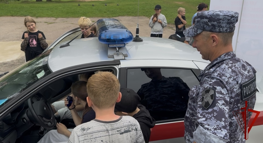 Представители Росгвардии провели спортивно — патриотическое мероприятие для воспитанников летнего лагеря в Тверской области (видео)