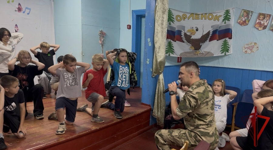 Представители Росгвардии провели спортивно — патриотическое мероприятие для воспитанников летнего лагеря в Тверской области (видео)