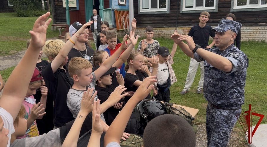 Представители Росгвардии провели спортивно — патриотическое мероприятие для воспитанников летнего лагеря в Тверской области (видео)