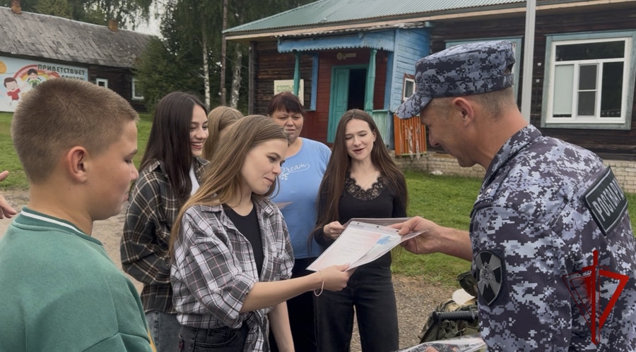 Представители Росгвардии провели спортивно — патриотическое мероприятие для воспитанников летнего лагеря в Тверской области (видео)