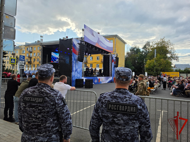 Росгвардейцы обеспечили охрану общественного порядка на масштабном патриотическом концерте в Твери