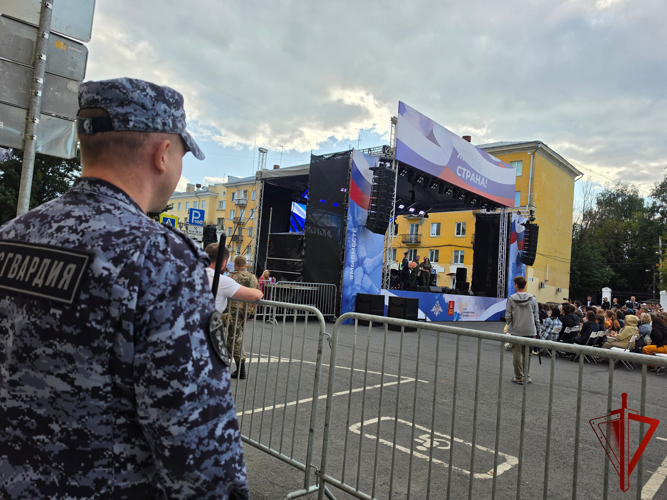 Росгвардейцы обеспечили охрану общественного порядка на масштабном патриотическом концерте в Твери