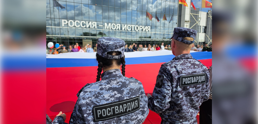 В Твери росгвардейцы приняли участие в акции «Цвета родной страны» в День Государственного флага Российской Федерации