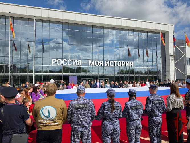 В Твери росгвардейцы приняли участие в акции «Цвета родной страны» в День Государственного флага Российской Федерации