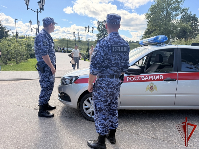 Сотрудники и военнослужащие Росгвардии обеспечили безопасность уличного фестиваля в Тверской области