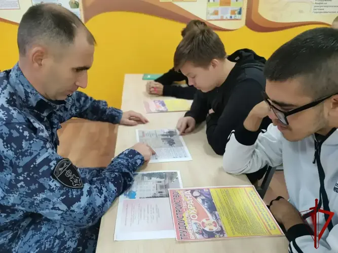 Профориентационное занятие со студентами Западнодвинского технологического колледжа провёл начальник отдела вневедомственной охраны Росгвардии