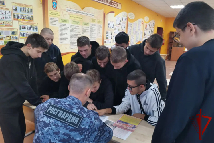 Профориентационное занятие со студентами Западнодвинского технологического колледжа провёл начальник отдела вневедомственной охраны Росгвардии