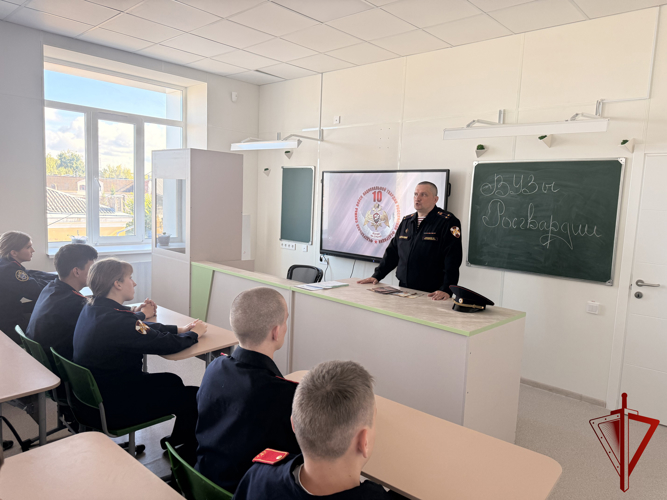 Сотрудники кадрового подразделения Росгвардии провели профориентационное занятие с кадетами тверской школы