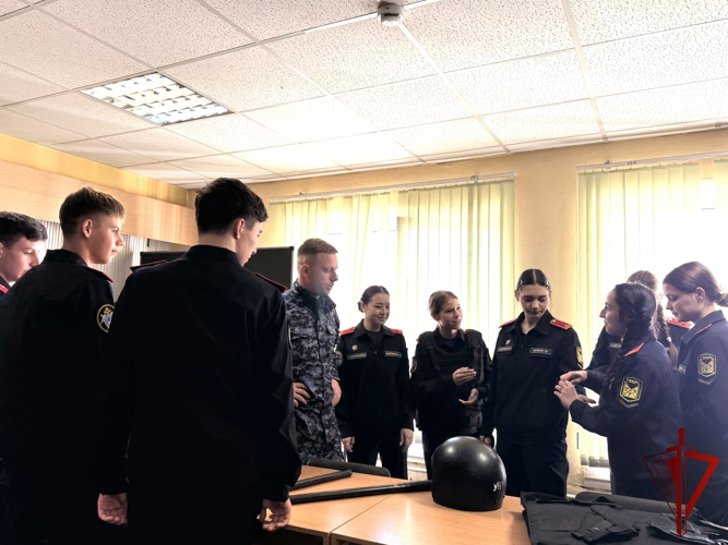 Знакомство с профессией: кадеты Росгвардии начали учебный год с визита в подразделение вневедомственной охраны