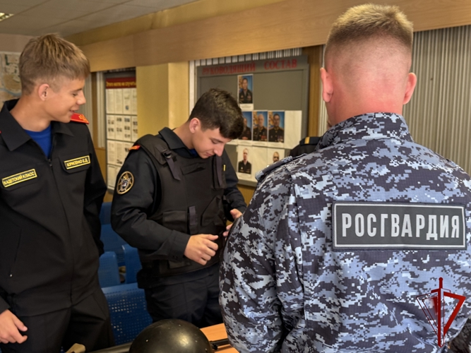 Знакомство с профессией: кадеты Росгвардии начали учебный год с визита в подразделение вневедомственной охраны