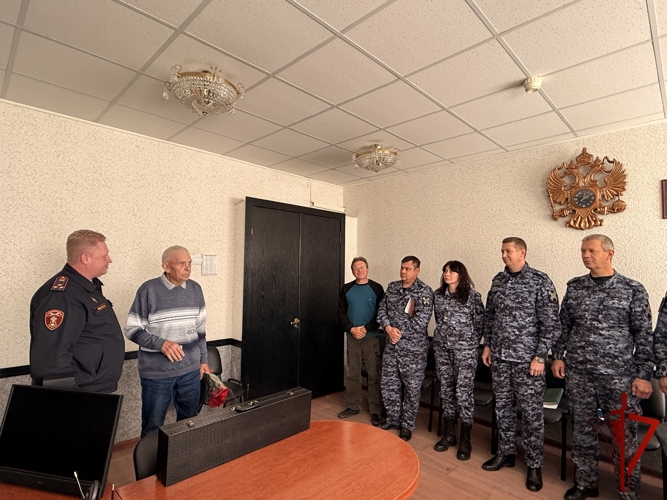 В Твери руководящий состав Управления вневедомственной охраны поздравил полковника милиции в отставке и ветерана службы Николая Николаевича Дмитриева с 85-летием