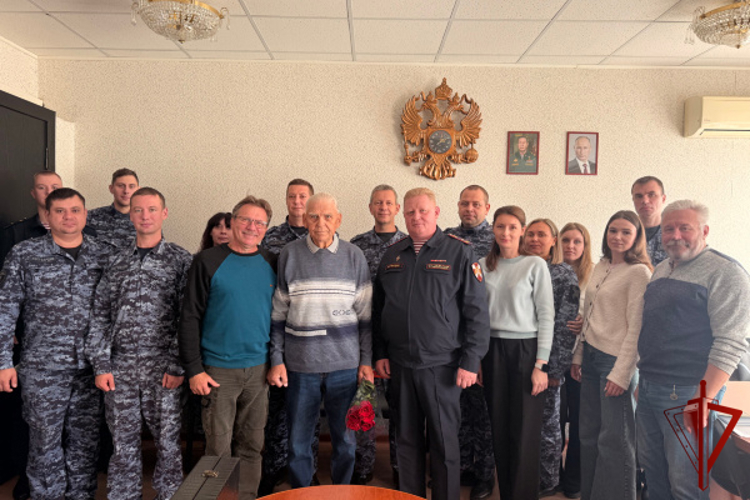 В Твери руководящий состав Управления вневедомственной охраны поздравил полковника милиции в отставке и ветерана службы Николая Николаевича Дмитриева с 85-летием