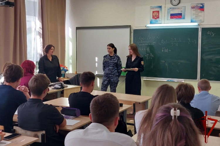 В Зубцове представители Росгвардии провели урок для школьников